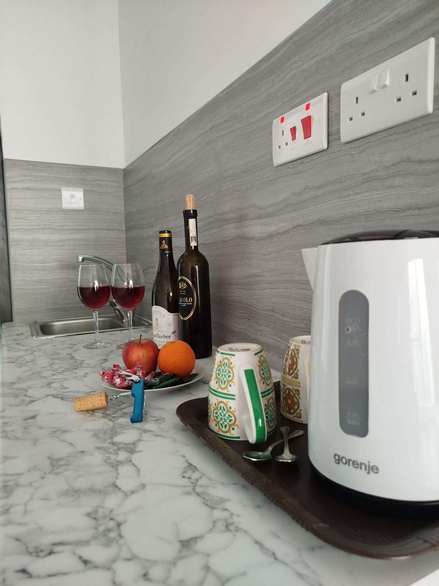 Limestone Sun Suites Слима Экстерьер фото